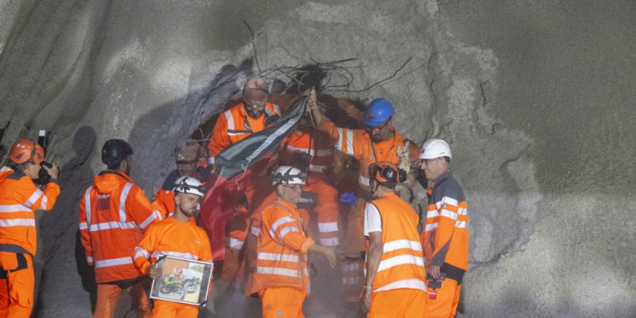 Mineure steigen, mit einem Bild eines auf der Baustelle verstorbenen Kollegen, durch den Durchbruch des Tunnels Kaiserstuhl.