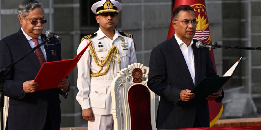 ARCHIV - Tarique Rahman (r), Vorsitzender der rechtskonservativen Nationalistischen Partei Bangladeschs (BNP), wird von Präsident Mohammed Shahabuddin (l) im Nationalparlament als Mini...