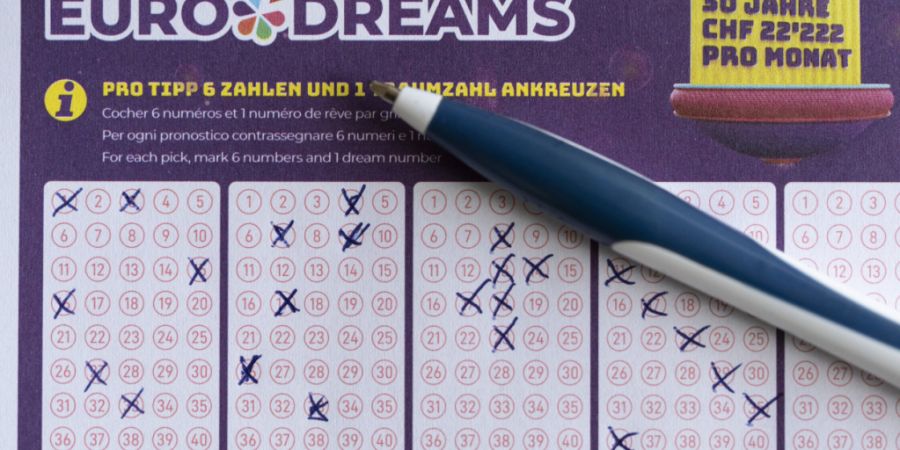 Eine Person füllt einen Eurodreams-Spielschein aus. (Archivbild)