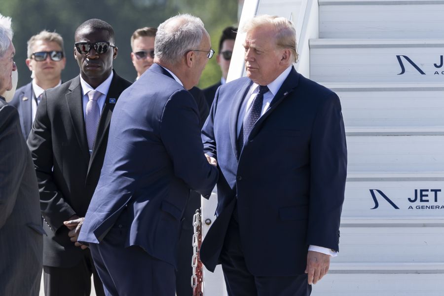 In leicht gebückter Haltung schüttelte Bundespräsident Guy Parmelin am Flughafen Genf US-Präsident Donald Trump die Hand.