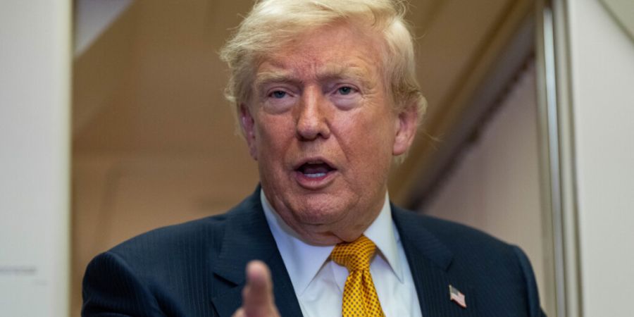 Präsident Donald Trump spricht nach der Landung auf dem Stützpunkt der US-Luftwaffe bei der RAF Mildenhall an Bord der Air Force One mit Reportern. Foto: Alex Brandon/AP photo/dpa