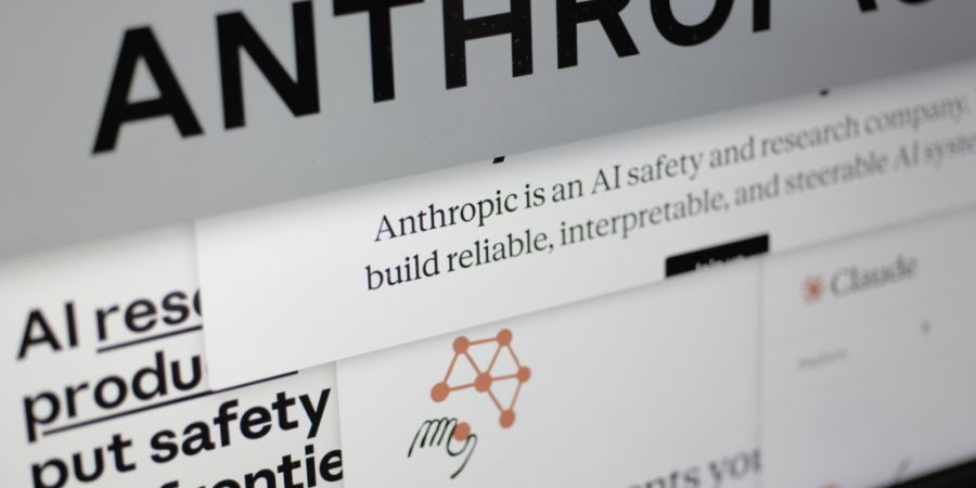 Anthropic bringt eine Pause bei der Entwicklung KI ins Gespräch. Ziel wäre, in dieser Zeit gesellschaftliche Strukturen anzupassen sowie die Forschung voranzutreiben, die sicherstelle...