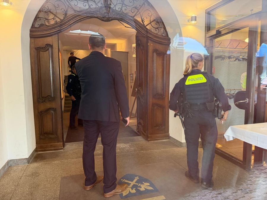 Vor dem Zunfthaus tummeln sich nervöse Angestellte und Polizisten.