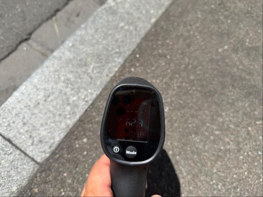 Sogar für Glacé sei es den Leuten heute beinahe zu heiss. Die Strasse erreicht mancherorts Temperaturen über 60 Grad Celsius.