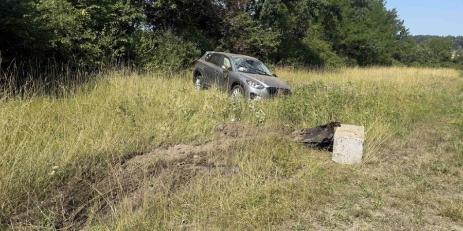 Das Auto prallte in Steinblöcke am Strassenrand.