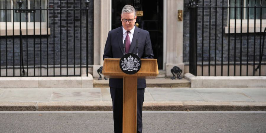 Der britische Premierminister Keir Starmer sprich vor der Nummer 10 in der Downing Street in London mit den Medien. Der britische Premierminister Keir Starmer hat seinen Rücktritt ange...