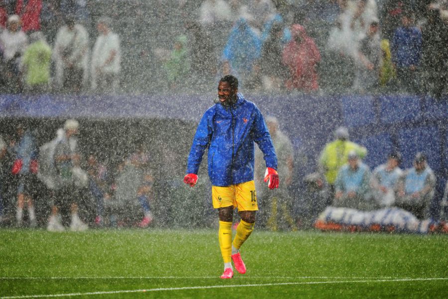 Auch die Spieler bekamen das Unwetter zu spüren: Frankreichs Ersatzkeeper Brice Samba bei strömendem Regen auf dem durchnässten Rasen.