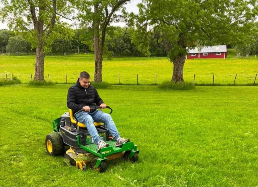 Alstahaug, Norwegen: Bei einer weiteren Challenge mussten die Teilnehmer einem Skandinavier helfen, den Rasen zu mähen.