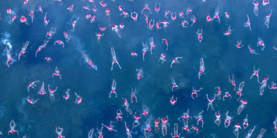 Eiskalt, aber beliebt: Rund 3000 Menschen sind in Australien nackt in einen Fluss gesprungen - und haben den kürzesten Tag des Jahres gefeiert.