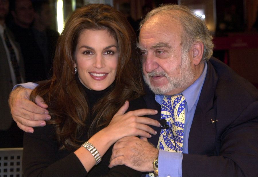 Cindy Crawford mit Swatch-Gründer Nicolas Hayek im Jahr 2000 an der Uhrenmesse in Basel.