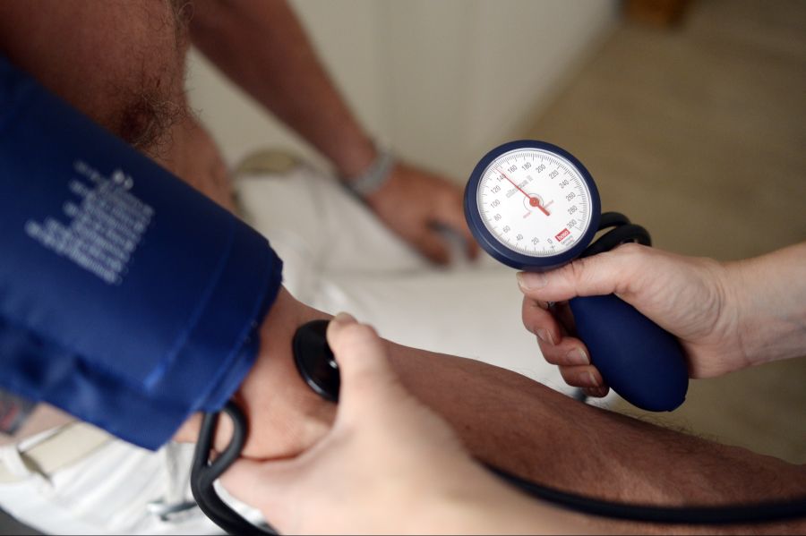 Kreislaufprobleme, Dehydrierung oder Schwindel sind Folgen von zu wenig Flüssigkeitszufuhr.