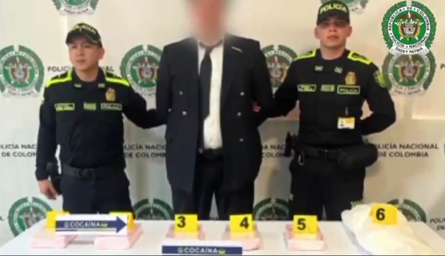 Der als Pilot verkleidete Spanier wurde am Flughafen Bogotá von der Polizei festgenommen.