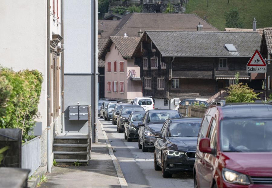 Wegen des Gotthardtunnels kommt es immer wieder zu Kilometerlangen Staus.