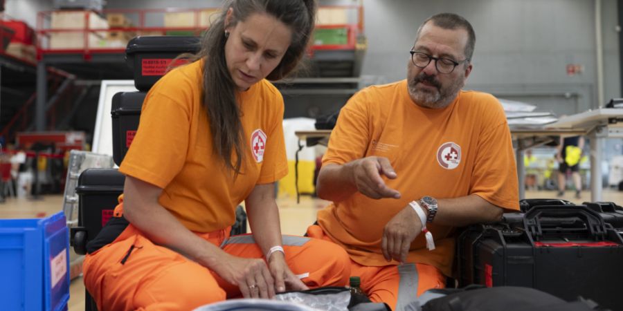 Mitglieder der Rettungskräfte bereiten sich am Flughafen Zürich-Kloten auf ihren Flug ins Erdbebengebiet in Venezuela vor. Am Freitagvormittag werden sie voraussichtlich in Caracas an...