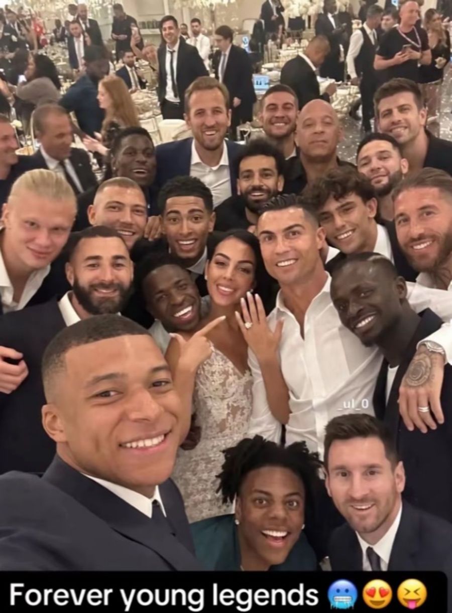 Messi, Mbappé, Kane und auch ein Youtube-Star haben sich hier aufs Hochzeitsselfie geschlichen. Auch dieses Bild wurde mit KI erstellt.