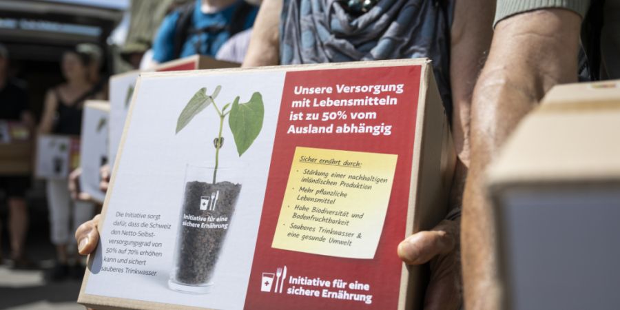Aktivistinnen und Aktivisten für die Ernährungsinitiative reichen die Unterschriften bei der Bundeskanzlei ein. Der Bundesrat beantragt den Stimmenden, am 27. September ein Nein einzu...