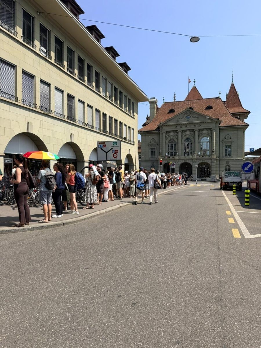 Anstehen für Brillen