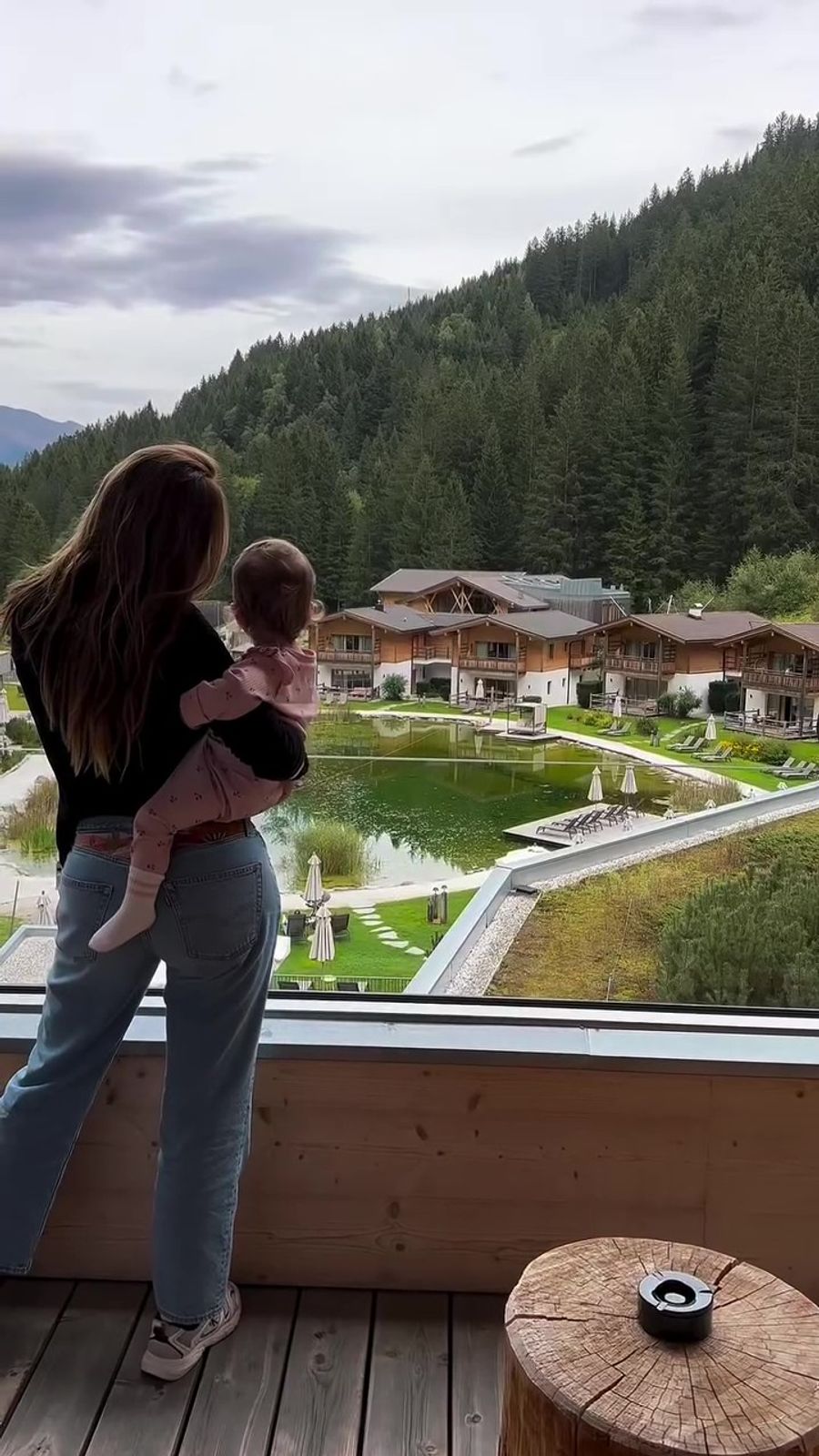 Christina Hänni mit ihrer Tochter. Die Zweijährige steckt derzeit mitten in einer anstrengenden Trotzphase.