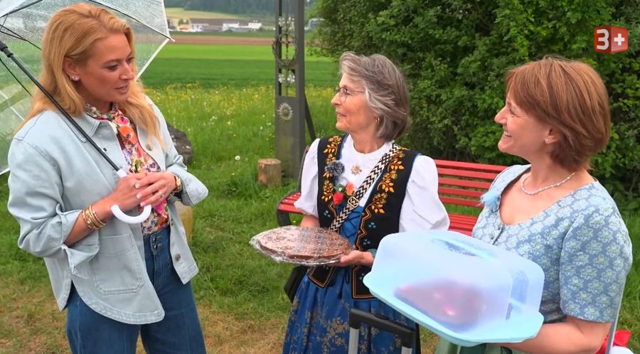 Christa Rigozzi begrüsst Brigitte und Susanne (rechts).