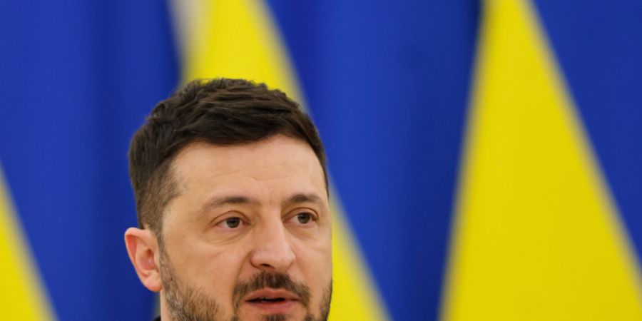 ARCHIV - Der ukrainische Präsident Wolodymyr Selenskyj spricht auf einer Pressekonferenz in Vilnius. Foto: Mindaugas Kulbis/AP/dpa/Archivbild