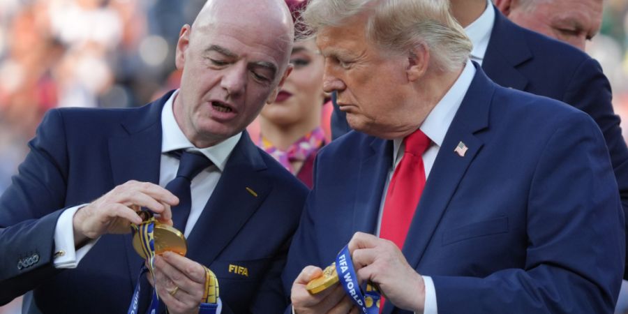 Fifa-Präsident Gianni Infantino (links) pflegt ein gutes Verhältnis zum US-Präsidenten Donald Trump - und steht deshalb in der Kritik. (Archivbild)