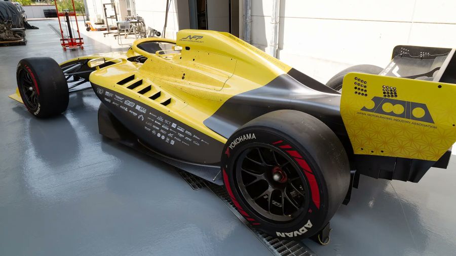 Angetrieben wird das Auto von einem Zweiliter-Vierzylinder-Turbomotor von Honda oder Toyota.