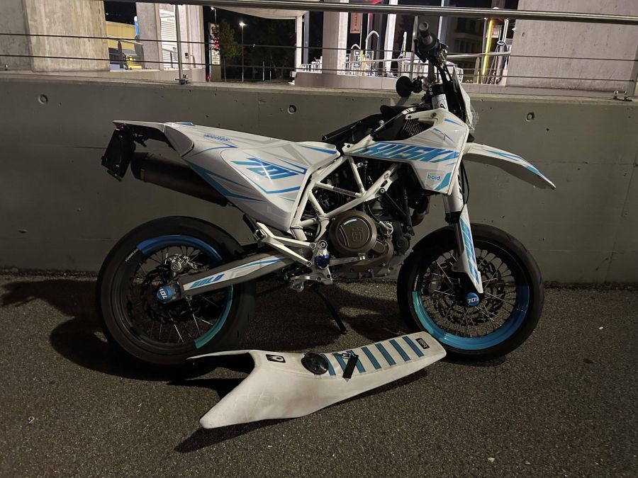 Der Motorradfahrer hatte Glück und erlitt nur leichte Verletzungen.