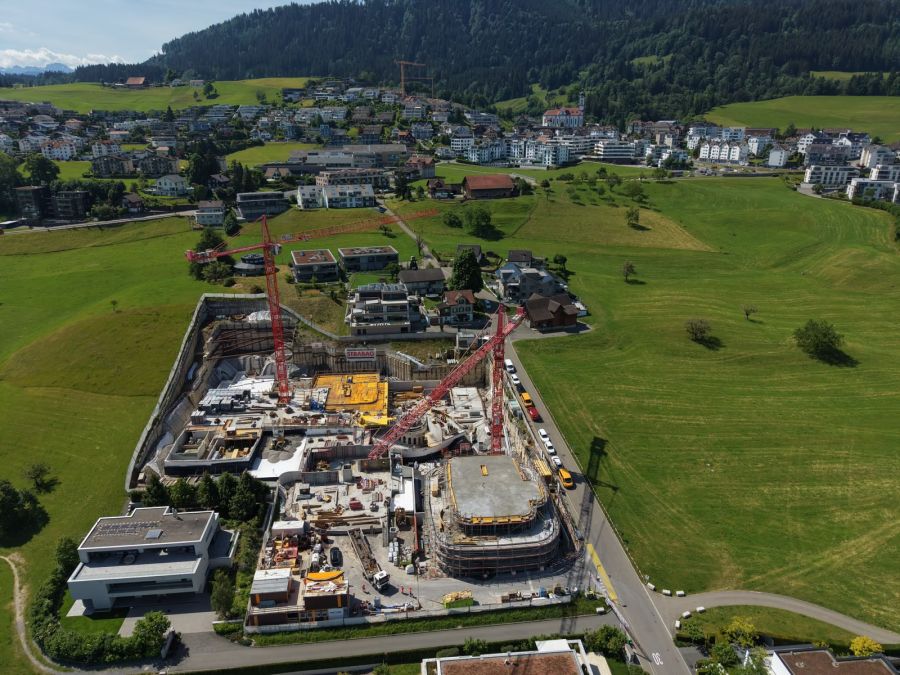 Der Bau dieses Mega-Wohnkomplexes sorgt im Milliardärsdorf Schindellegi für Ärger.
