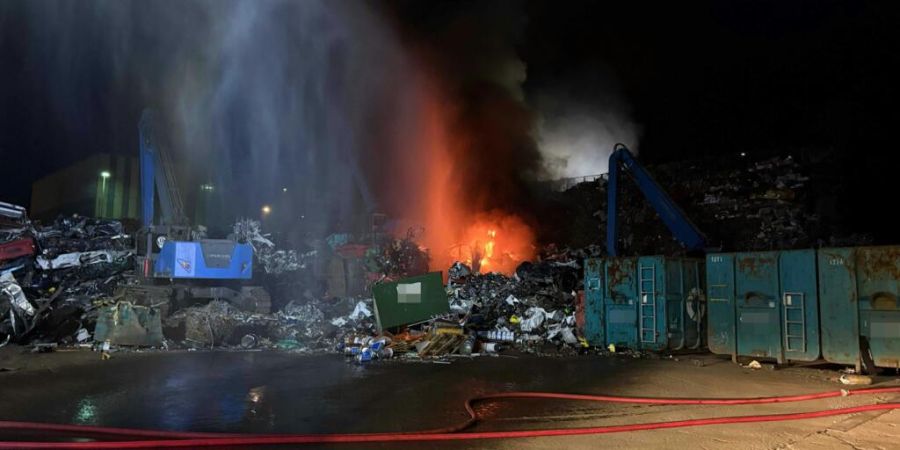 Bei einer Recycling-Firma in Kaiseraugst AG ist am Dienstagabend ein Feuer ausgebrochen. Es beschränkte sich aber auf eine Abfallhalde.
