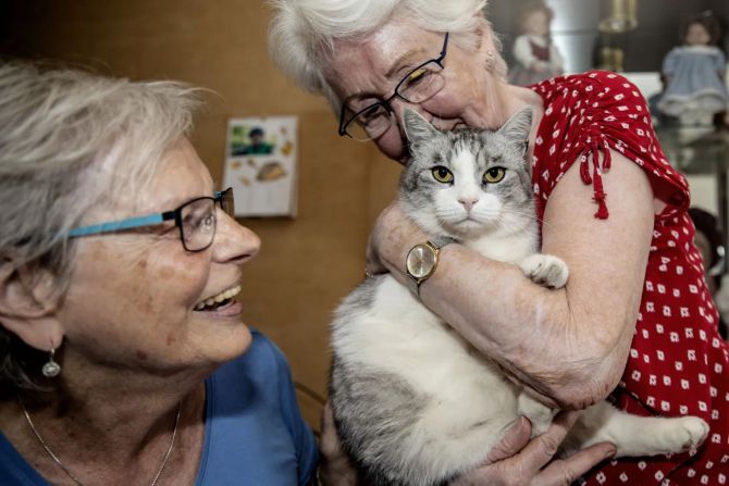 Kater Max darf sein Streunerleben weiterführen und weiterhin Obdach bei Verena Beer (links) und Wanda Wolf geniessen. ⋌dag