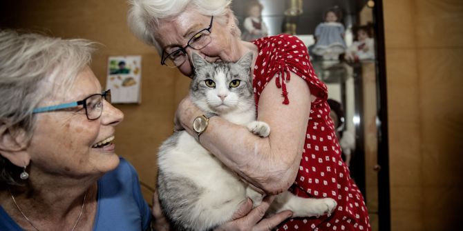 Kater Max darf sein Streunerleben weiterführen und weiterhin Obdach bei Verena Beer (links) und Wanda Wolf geniessen. ⋌dag