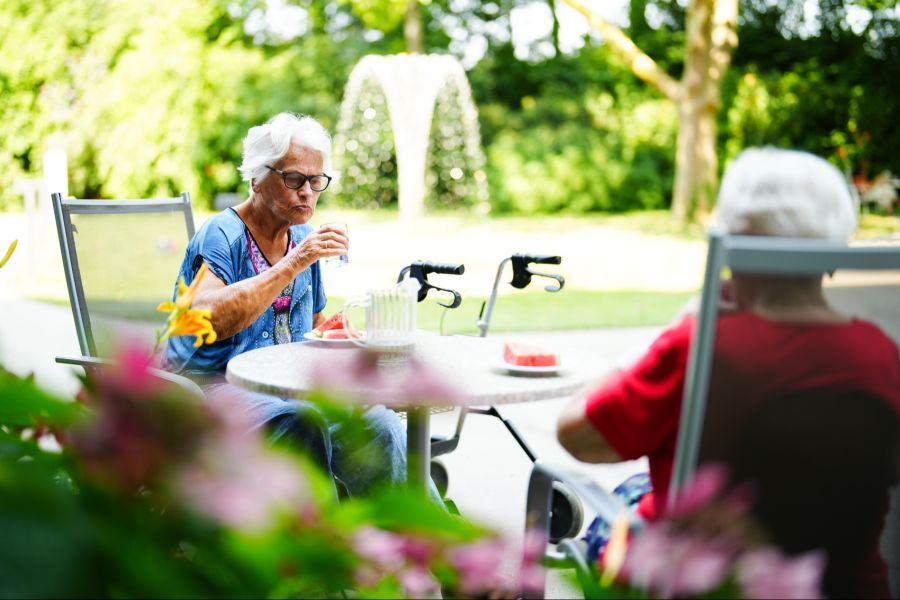 Die Studie zeigt: Gleichaltrige Menschen passen ihre Hirnaktivität mit der Zeit stärker aneinander an.