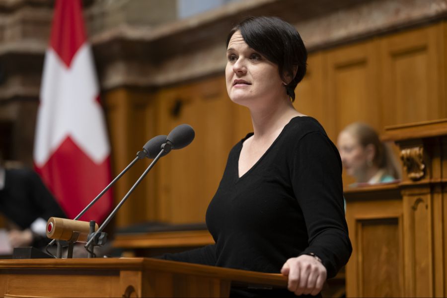 Nun verlangen Politikerinnen und Politiker (Bild: SP-Nationalrätin Sarah Wyss) neue Regeln bei Preisen, Boni und Tarifen.