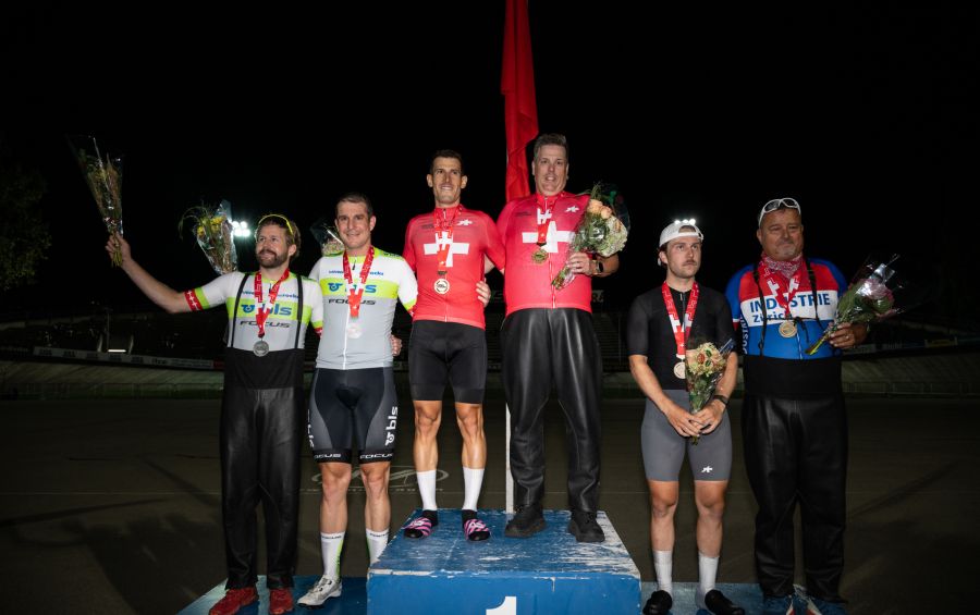 Medaillengewinner: Die zweitplatzierten Michael Alborn, Claudio Imhof, die Meister Jan Freuler und Flavio Küng sowie die Bronzegewinner Til Steiger und Wilfried Baumgartner.