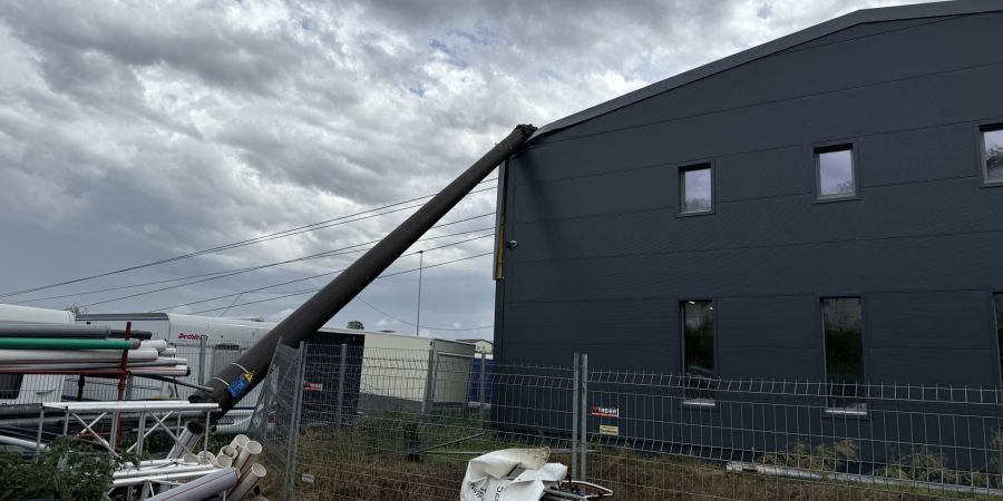 Die gesicherten Stromleitungen hängen auf mehreren hundert Metern bis auf Bodenhöhe herunter.