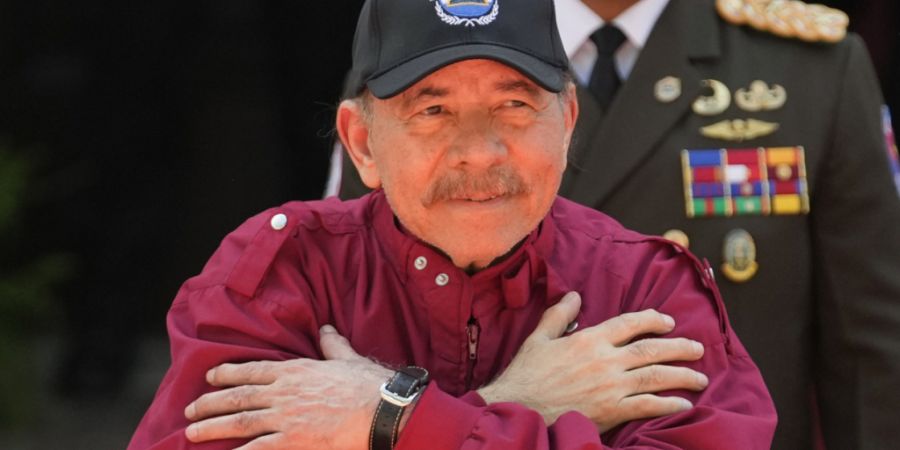 ARCHIV - Nicaraguas Präsident Daniel Ortega gestikuliert vor Regierungsanhängern, nachdem er an der Vereidigung des venezolanischen Präsidenten Maduro für eine dritte Amtszeit in de...