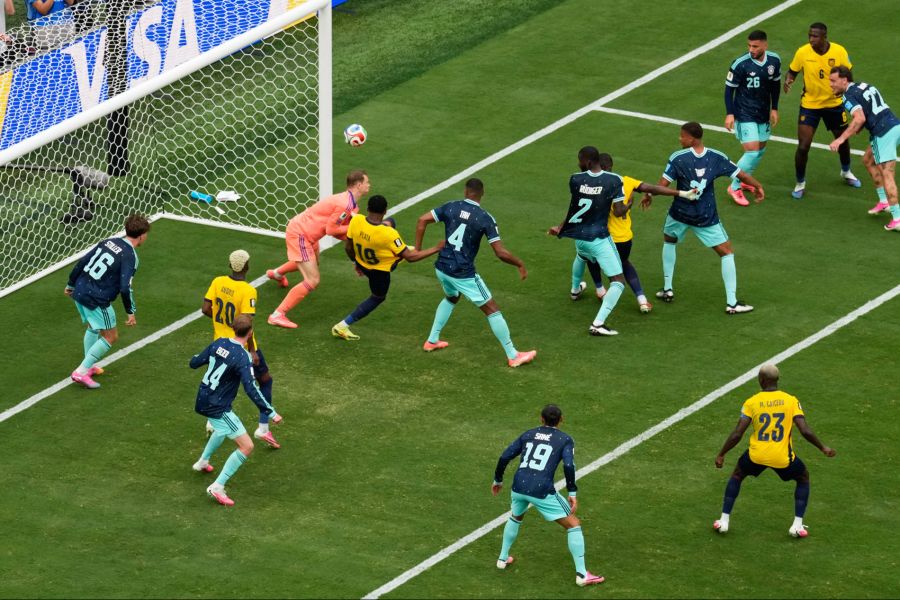 Manuel Neuer kommt nicht an den Ball, Gonzalo Plata spitzelt den Ball ins Tor.
