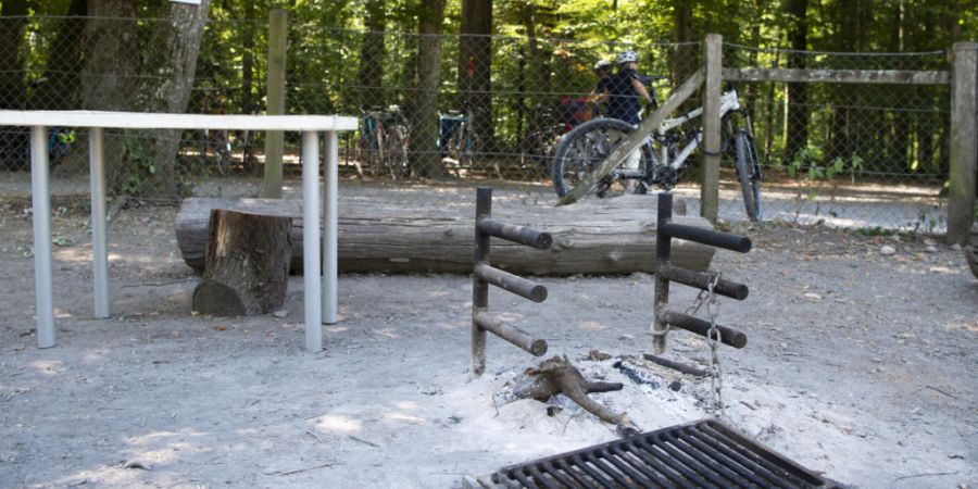 Der Kanton Freiburg lockert das Feuerverbot. Im Wald darf man aber weiterhin nur offizielle Feuerstellen nutzen. (Symbolbild)