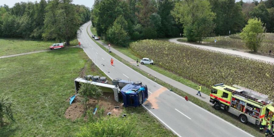 Weil er einem Auto ausweichen wollte, kippte ein Lastwagen auf der Oberglatterstrasse in eine Wiese.