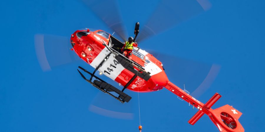 Ein Rega-Helikopter musste am Freitag einen Mann ins Spital fliegen. Er wurde bei Arbeiten in Winterthur eingeklemmt und schwer verletzt. (Symbolbild)