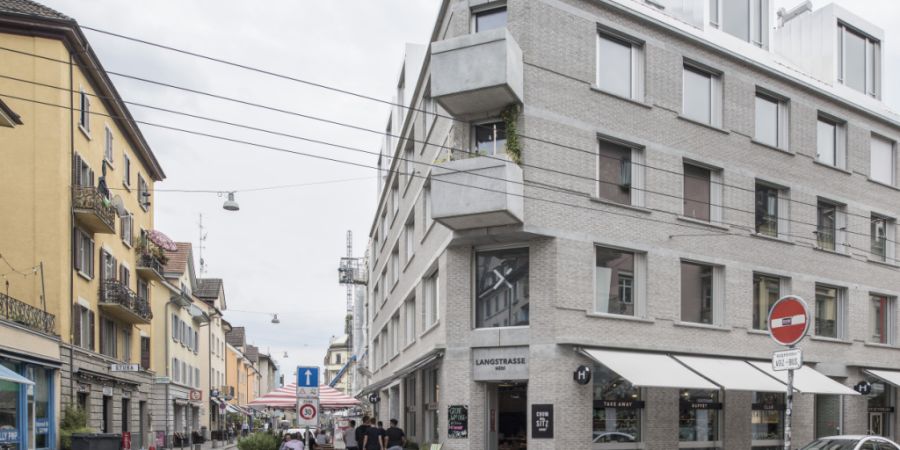 Die Brauerstrasse in Zürich soll einen neuen Namen erhalten. Die linken Parteien im Gemeinderat fordern die Ehrung eines getöteten italienischen Gastarbeiters. (Archivbild)