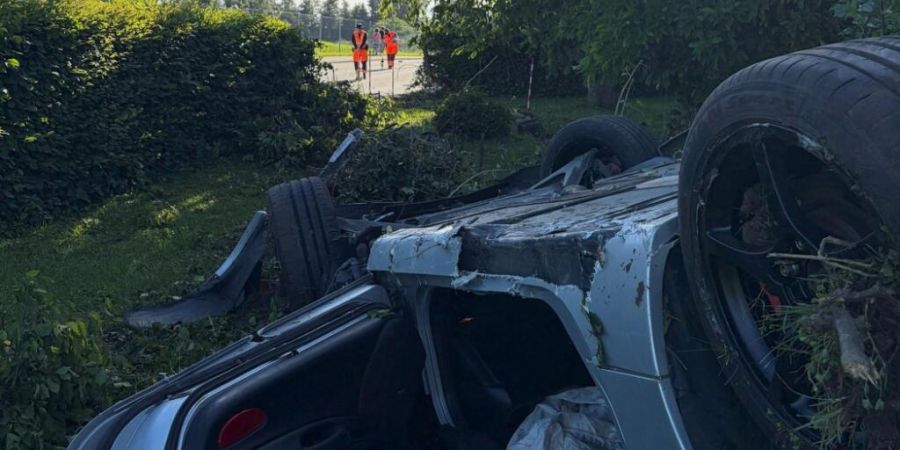 Zwei verletzte Frauen und ein unverletzter Hund wurden am Samstagnachmittag aus dem Auto zwischen Hombrechtikon und Oetwil geborgen, nachdem sich dieses überschlagen hatte.