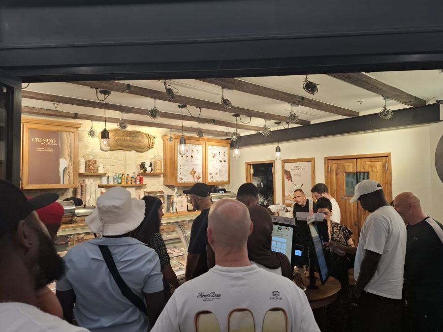 In einer französischen Gelateria muss man am Bildschirm bestellen.