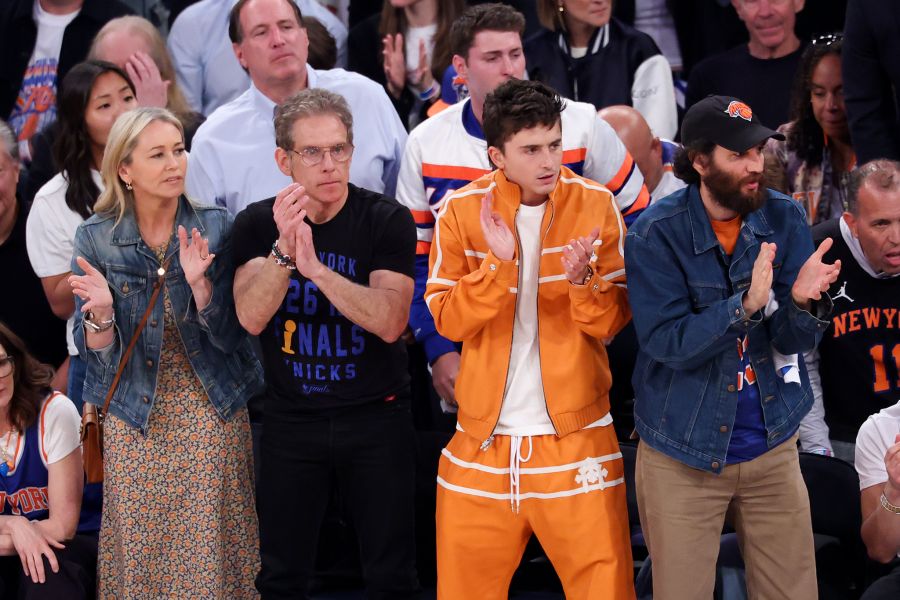 Die beiden Schauspieler Ben Stiller (l.) und Timothée Chalamet hingegen durften das Spiel an vorderster Front mitverfolgen.