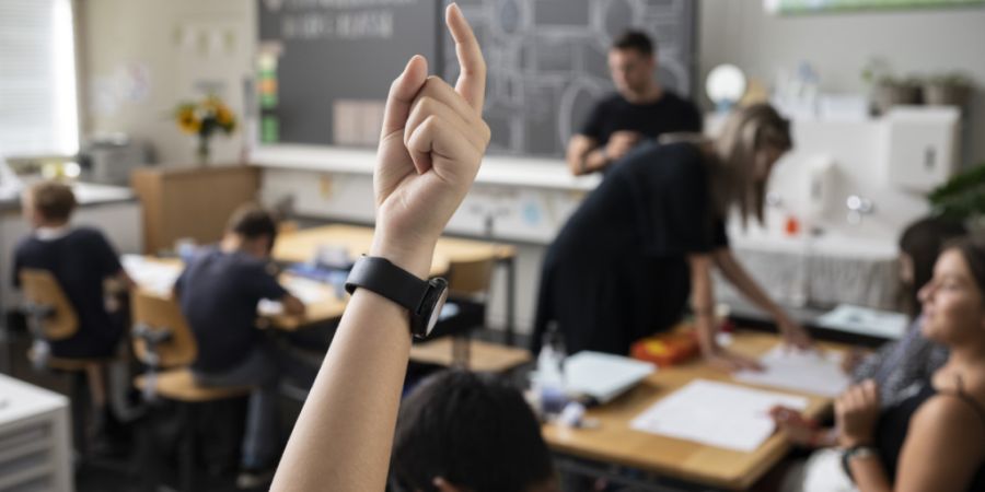 Rund zwei Wochen vor Schulbeginn waren im Kanton Zürich knapp 100 Stellen an der Volksschule nicht besetzt. (Symbolbild)