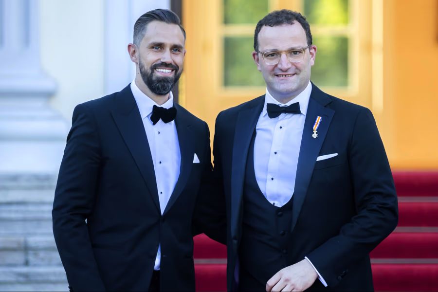 CDU-Politiker Jens Spahn (rechts) und Ehemann Daniel Funke sind mithilfe einer Leihmutter Papas geworden.