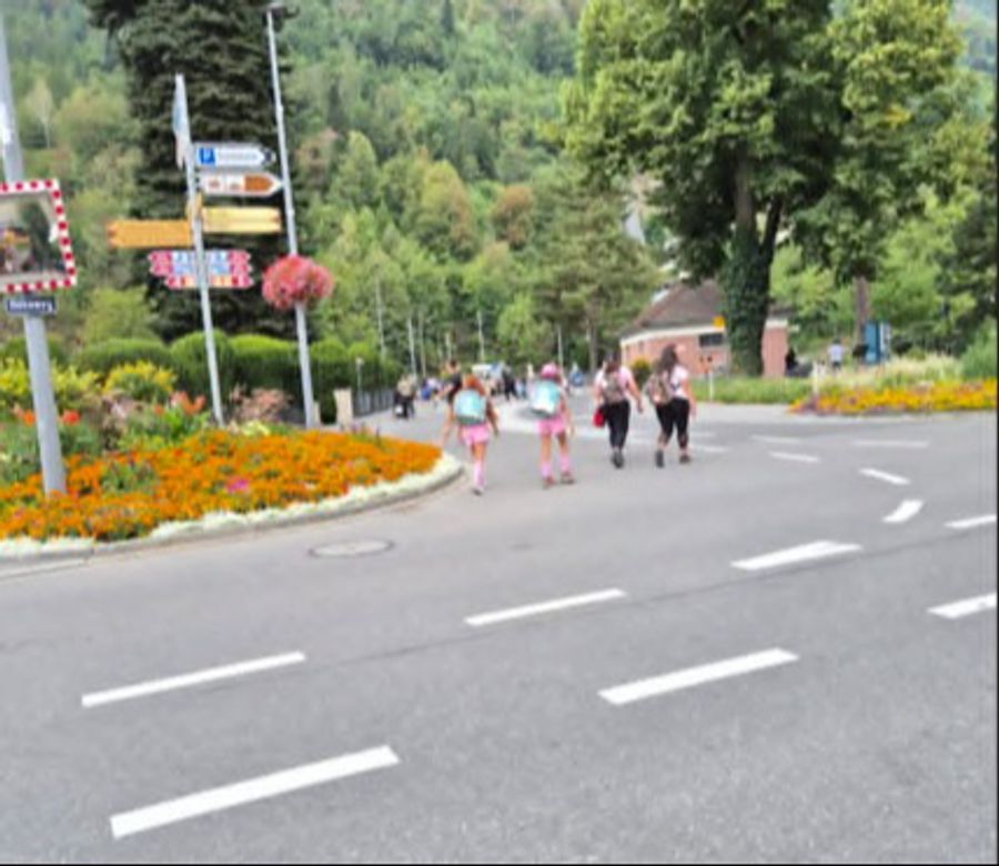 Die Passantin beobachtet die Gruppe an einem heissen Sonntag in Interlaken BE.