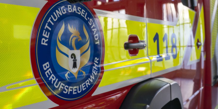 Die Feuerwehr löschte in Basel einen Brand in einer Dachwohnung. Dort stürzte eine Frau aus dem Fenster und verletzte sich. (Archivbild)