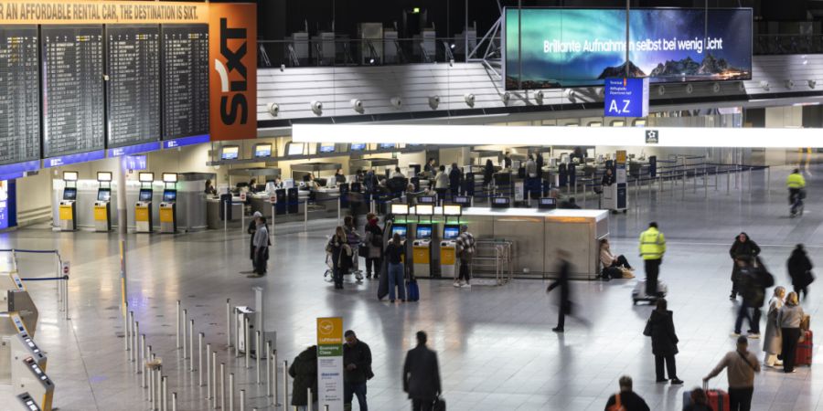 ARCHIV - Menschen gehen durch die Abflughalle am Frankfurter Flughafen. Foto: Hannes P Albert/dpa/Symbolbild