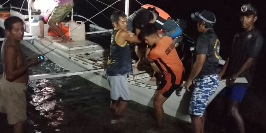 HANDOUT - Auf diesem von der philippinischen Küstenwache zur Verfügung gestellten Bild wird einem Überlebenden geholfen, als er aus einem kleinen Boot steigt, nachdem er vor der Küs...